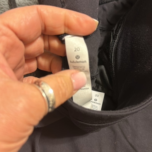 Women’s black lululemon joggers - Picture 2 of 3